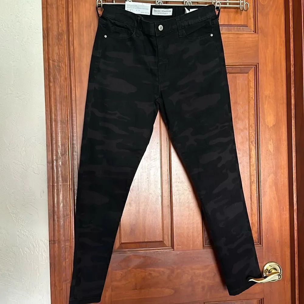 Sanctuary Social Standard womenâs black camouflage ankle skinny sizeâ4. NWT